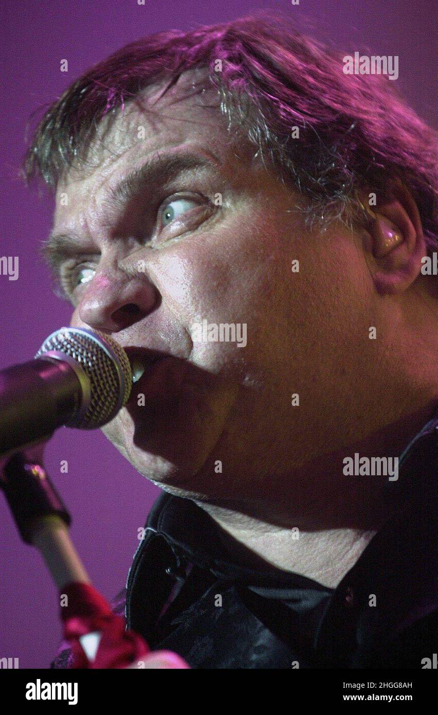 File Photo vom 02/12/02 von Meat Loaf live auf der Bühne während seines Konzerts im Point Depot in Dublin. DER US-Sänger Meat Loaf, zu dessen Hits auch bat Out of Hell gehörte, ist im Alter von 74 Jahren verstorben, hieß es in einer Erklärung auf seiner offiziellen Facebook-Seite. Ausgabedatum: Freitag, 21. Januar 2022. Stockfoto