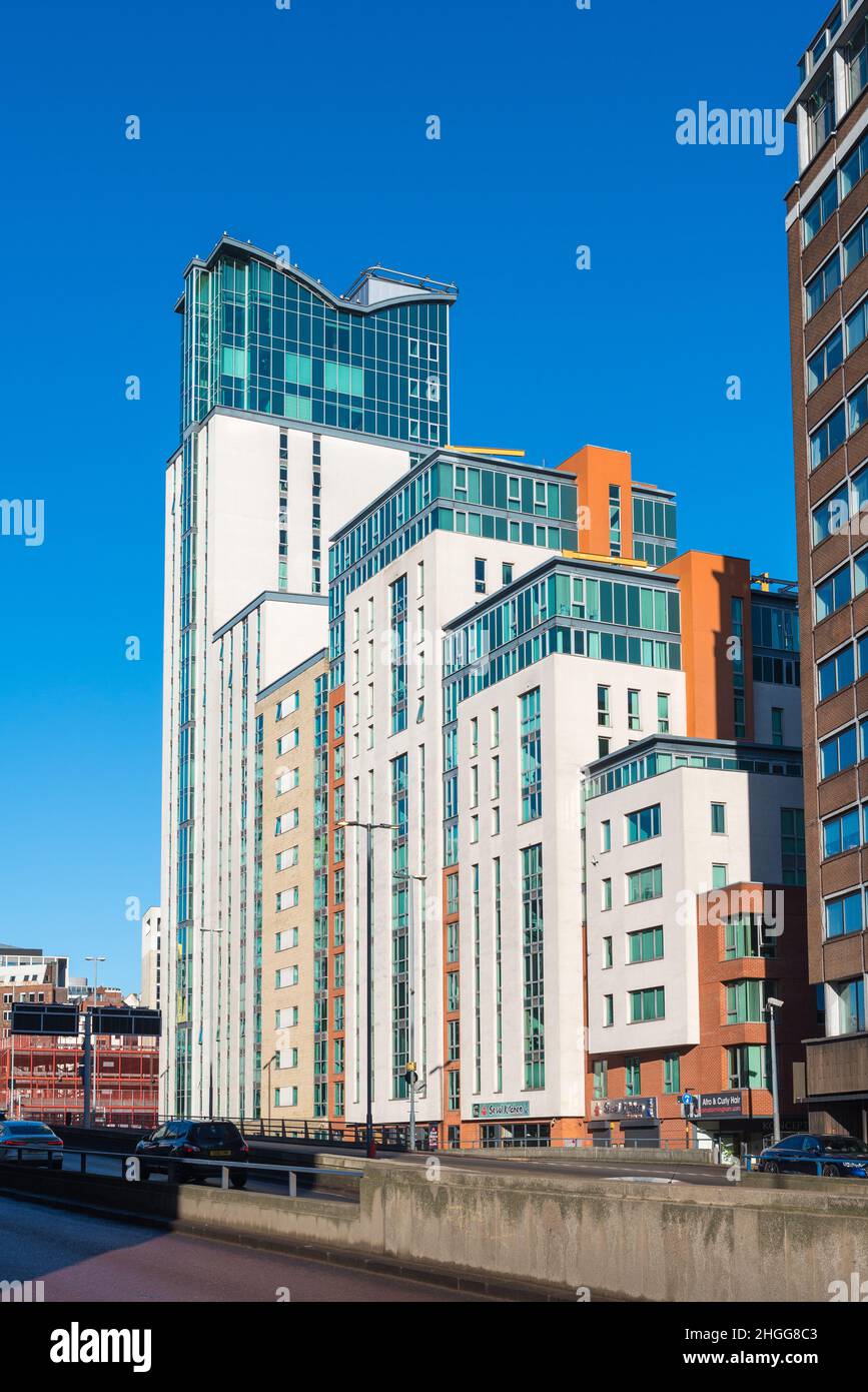 Moderne mehrstöckige Apartmentblöcke an der Suffolk Street Queensway, Birmingham, Großbritannien Stockfoto