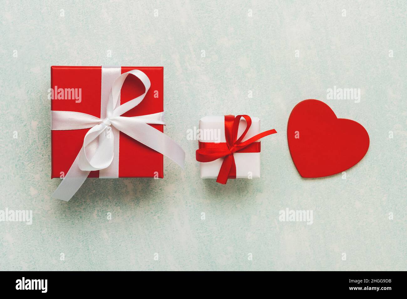 Draufsicht auf Valentinstag Geschenkbox und Herz auf blauem Hintergrund. Konzept für die Valentinstag-Feier Stockfoto
