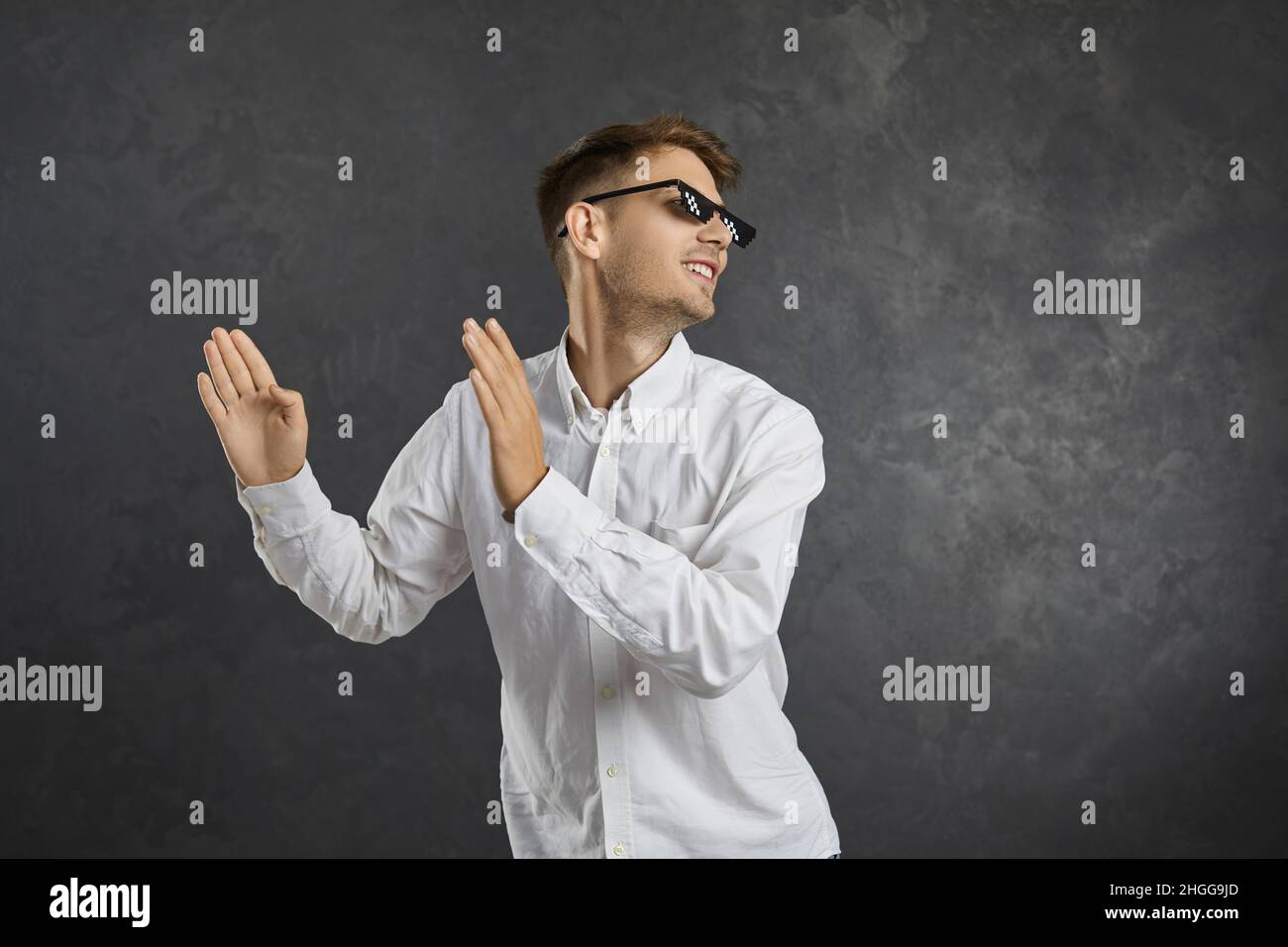 Lustige junge Kerl in Strolch Leben Pixel Sonnenbrille tanzen, genießen Musik und Spaß haben Stockfoto