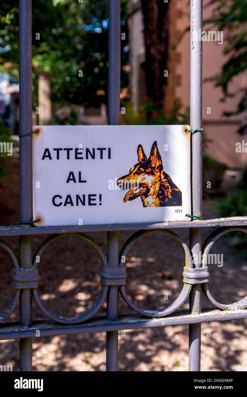 Passen Sie auf das italienische Hundeschild an einem Tor auf - Attenti al Stock! Stockfoto