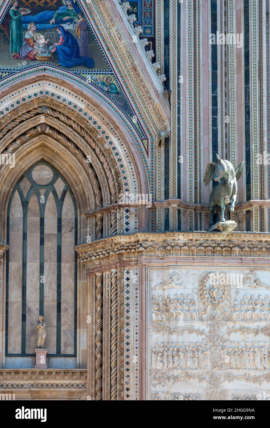 Detail der schönen Mosaikfassade aus dem 14th. Jahrhundert, italienischer gotischer Dom von Orvieto, Umbrien, Italien Stockfoto