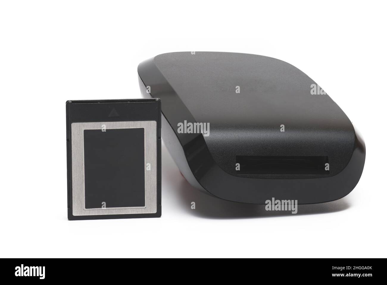 Nahaufnahme der XQD CFExpress Speicherkarte für hochwertige digitale neben Kameras Speicherkartenleser auf weißem Hintergrund Stockfoto