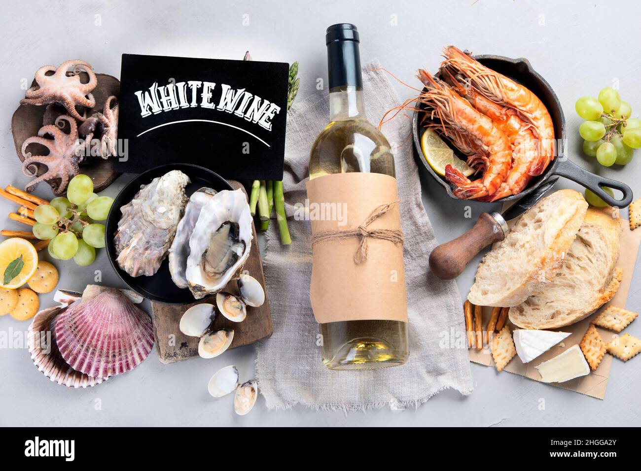 Weißweinflasche auf grauem Hintergrund. Meeresfrüchte und Vorspeisen. Draufsicht, flach liegend, Kopierbereich Stockfoto