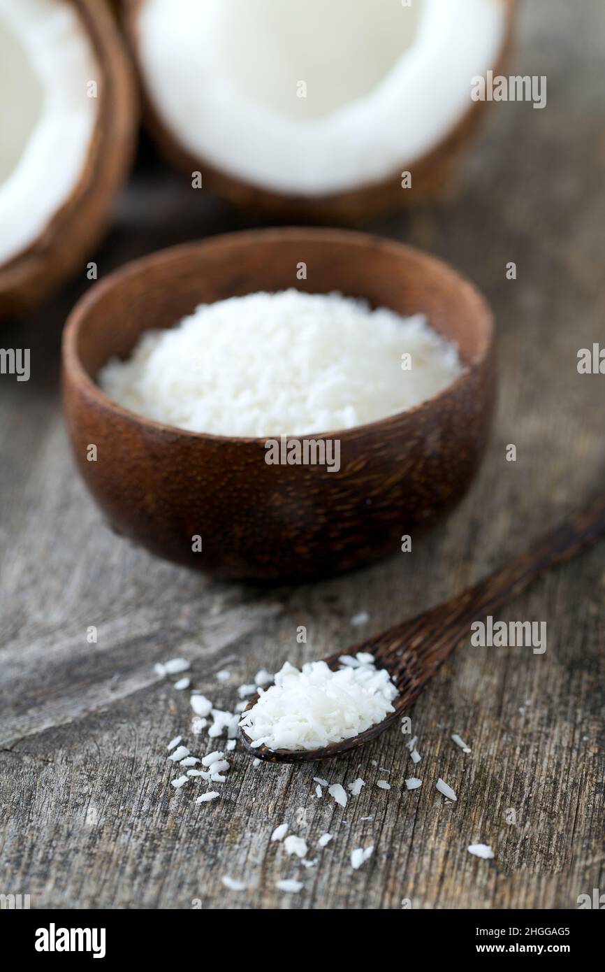 Geriebene Kokosnuss auf Holzoberfläche Stockfoto
