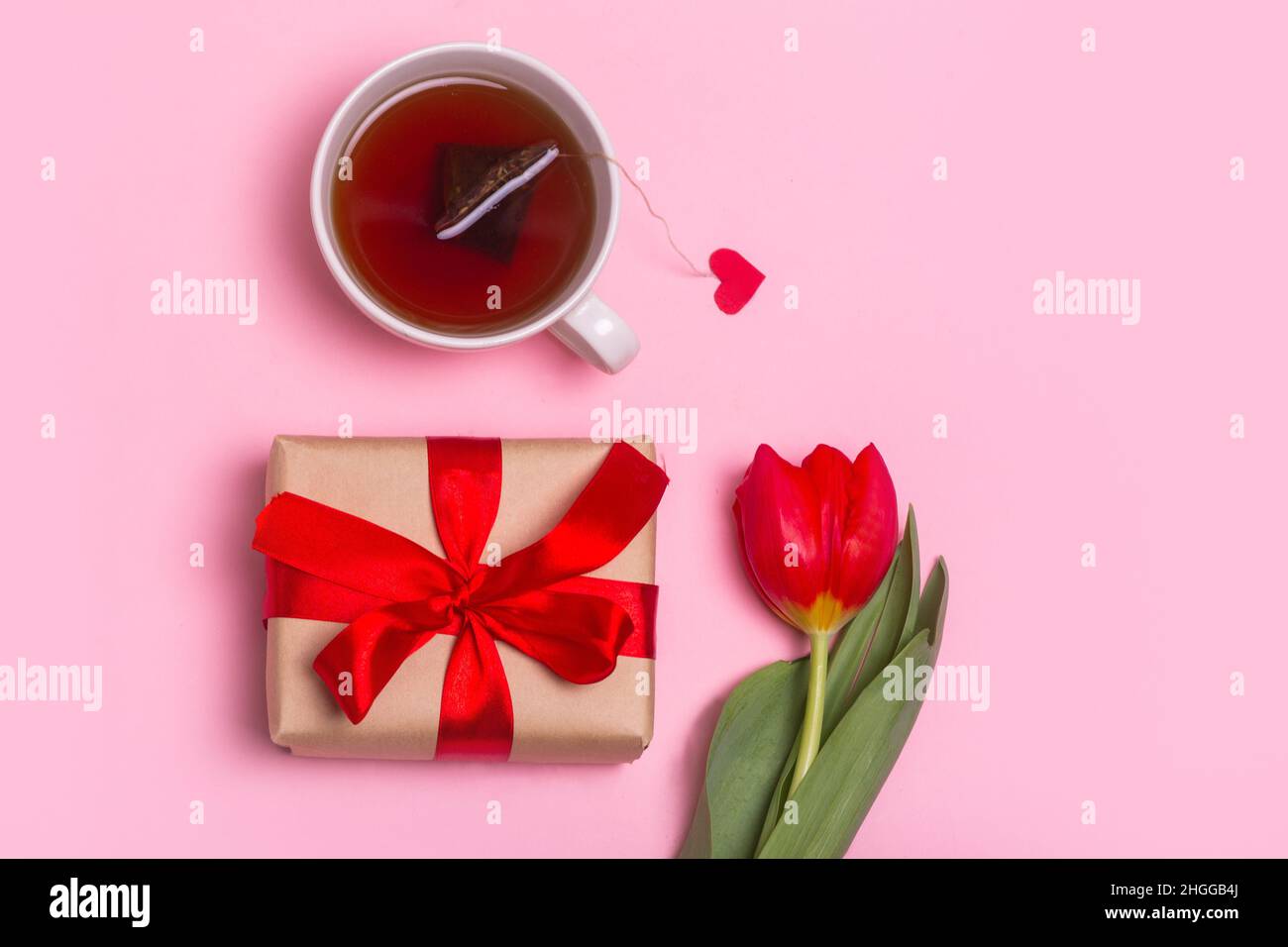 Valentinstag-Frühstück auf rosa Hintergrund. . Valentinstag-Konzept.. Flach liegend, Draufsicht Stockfoto