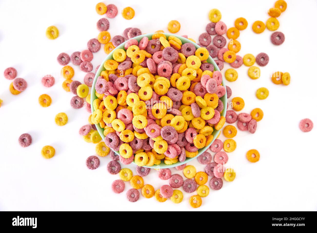 Ein Blick von oben auf bunt fruchtige Cerealien in einer Schüssel Isoliert auf weißem Hintergrund Stockfoto