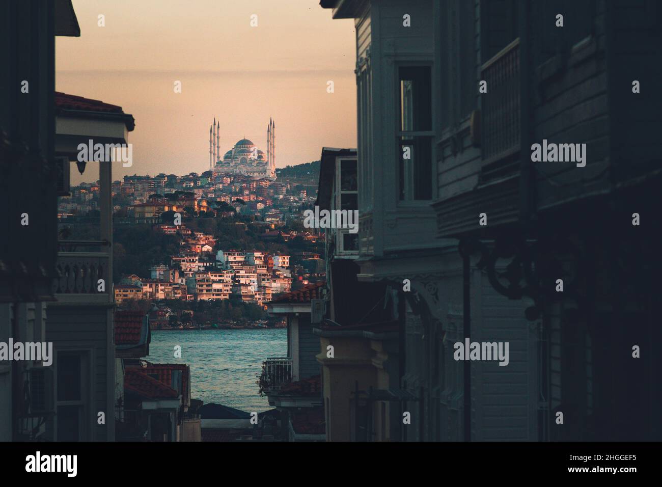 Spazieren Sie bei Sonnenuntergang im Viertel Arnavutköy mit einem atemberaubenden Blick auf die Çamlıca-Moschee in Istanbul Stockfoto