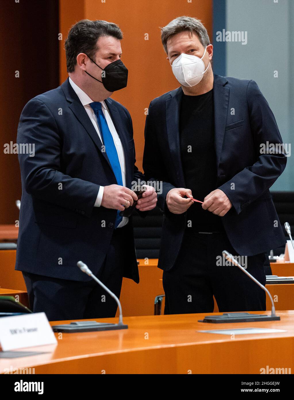 Berlin, Deutschland. 21st Januar 2022. Hubertus Heil (l, SPD