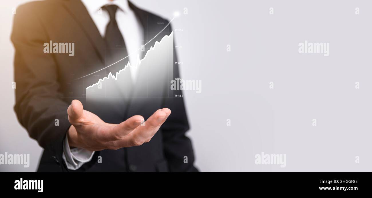 Geschäftsmann hält die Inschrift , Wort BIG DATA . Vorhängeschloss, Gehirn, Mann, Planet, Graph, Lupe, Zahnräder, Symbol für Cloud, Grid, Dokument, Brief, Telefon Stockfoto