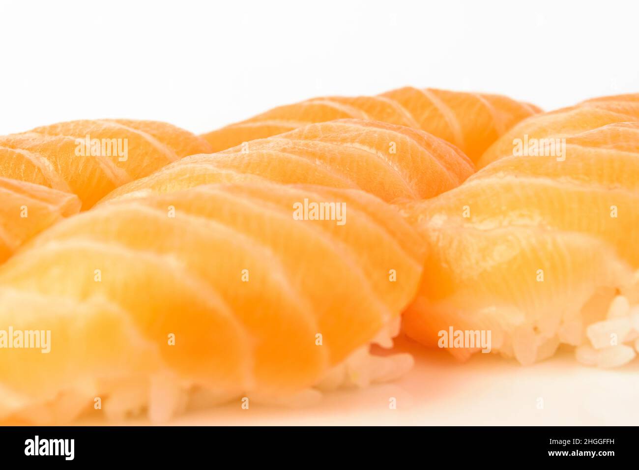 Lachs-Sushi auf weißem Hintergrund Stockfoto