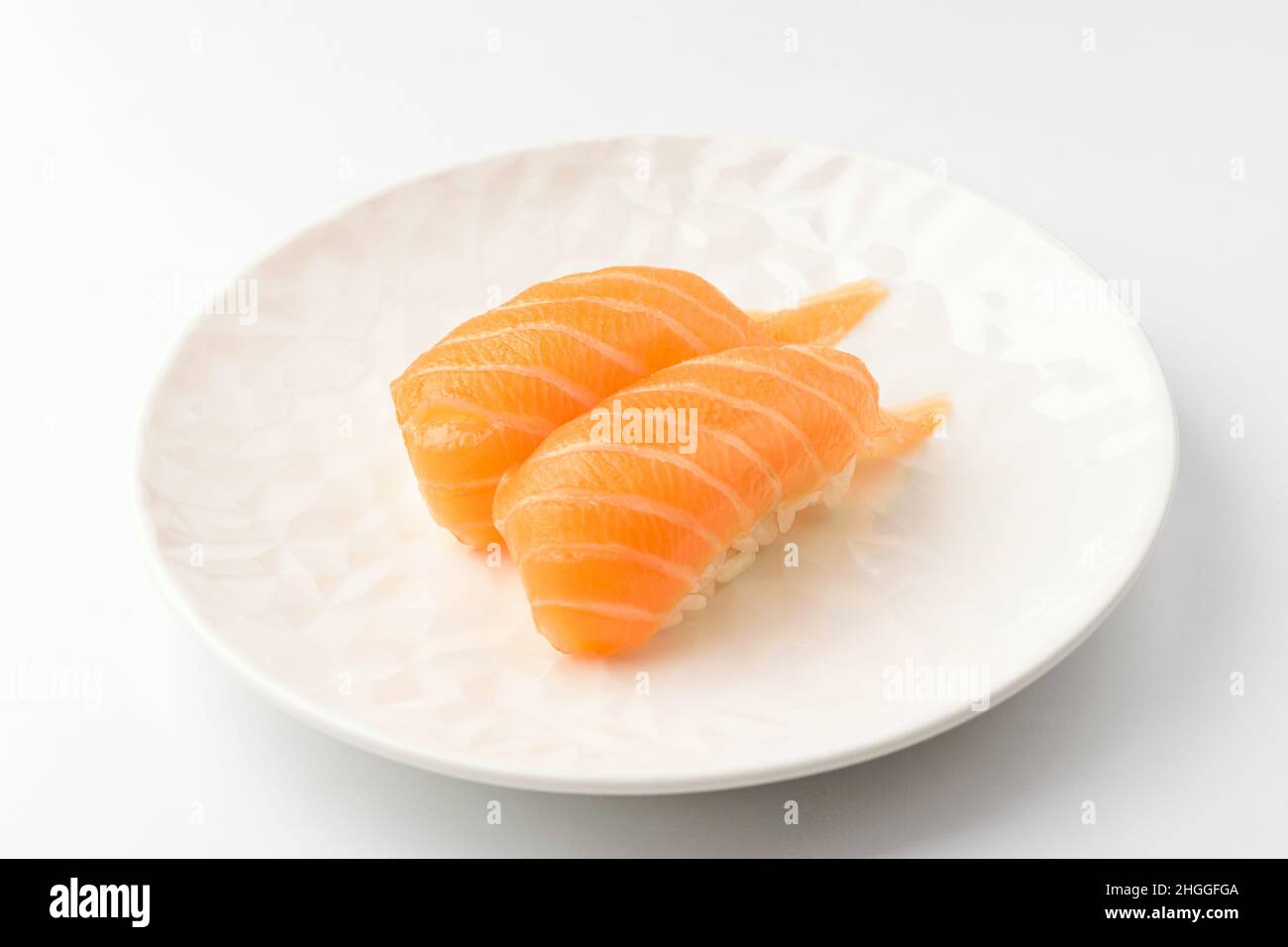 Lachs-Sushi auf weißem Hintergrund Stockfoto