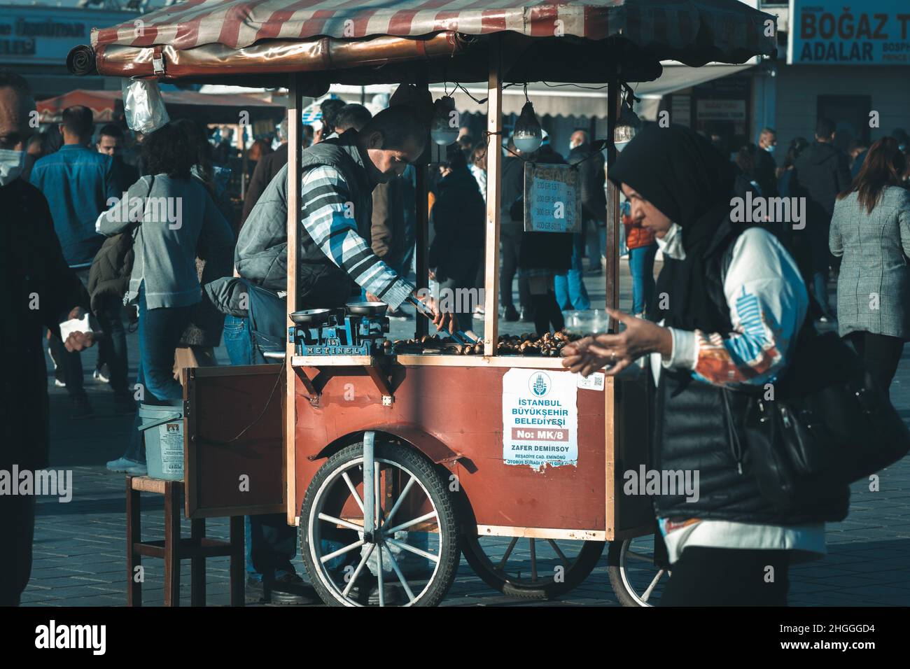 Gebratene Kastanien Straßenverkäufer in Eminönü, istanbul, türkei Stockfoto