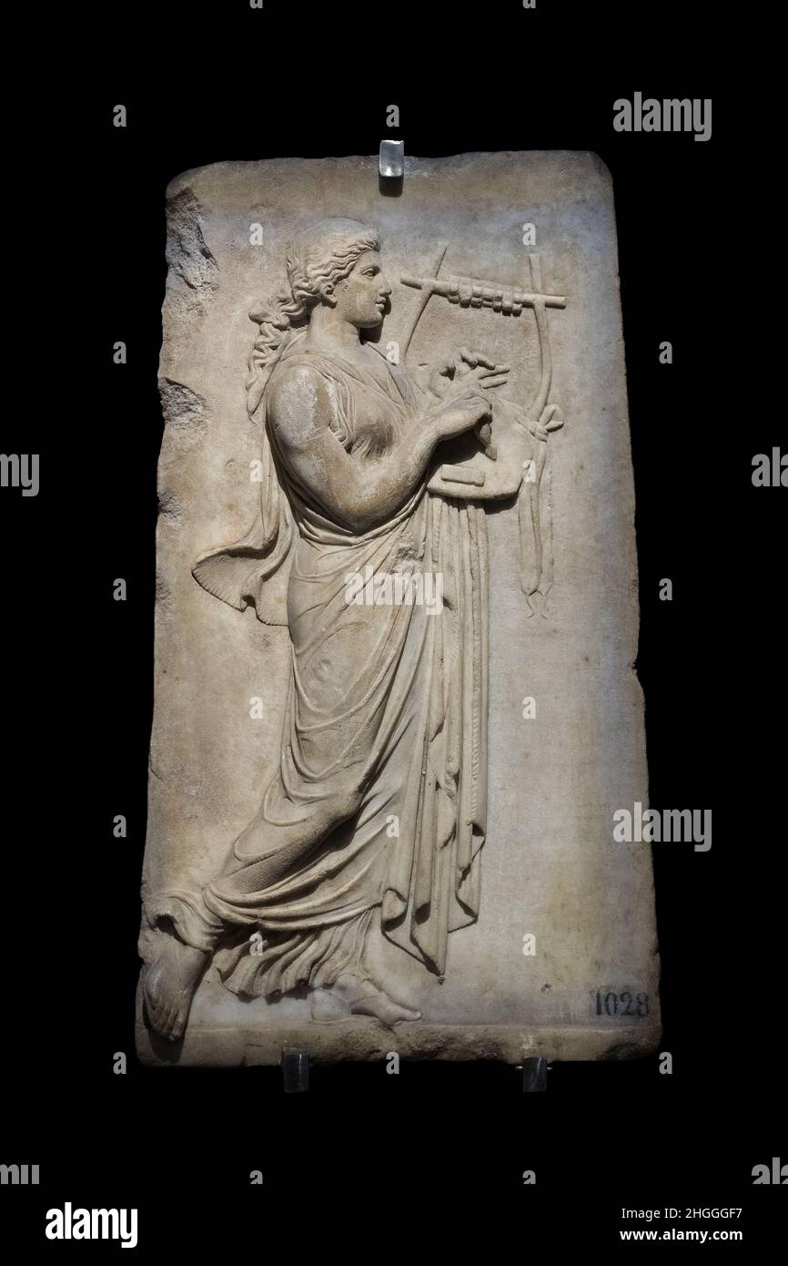 Relief einer Muse, die die cithara spielt, 2nd. Jahrhundert v. Chr. Hellenistische römische Skulptur. Istanbuler Archäologiemuseum. Stockfoto