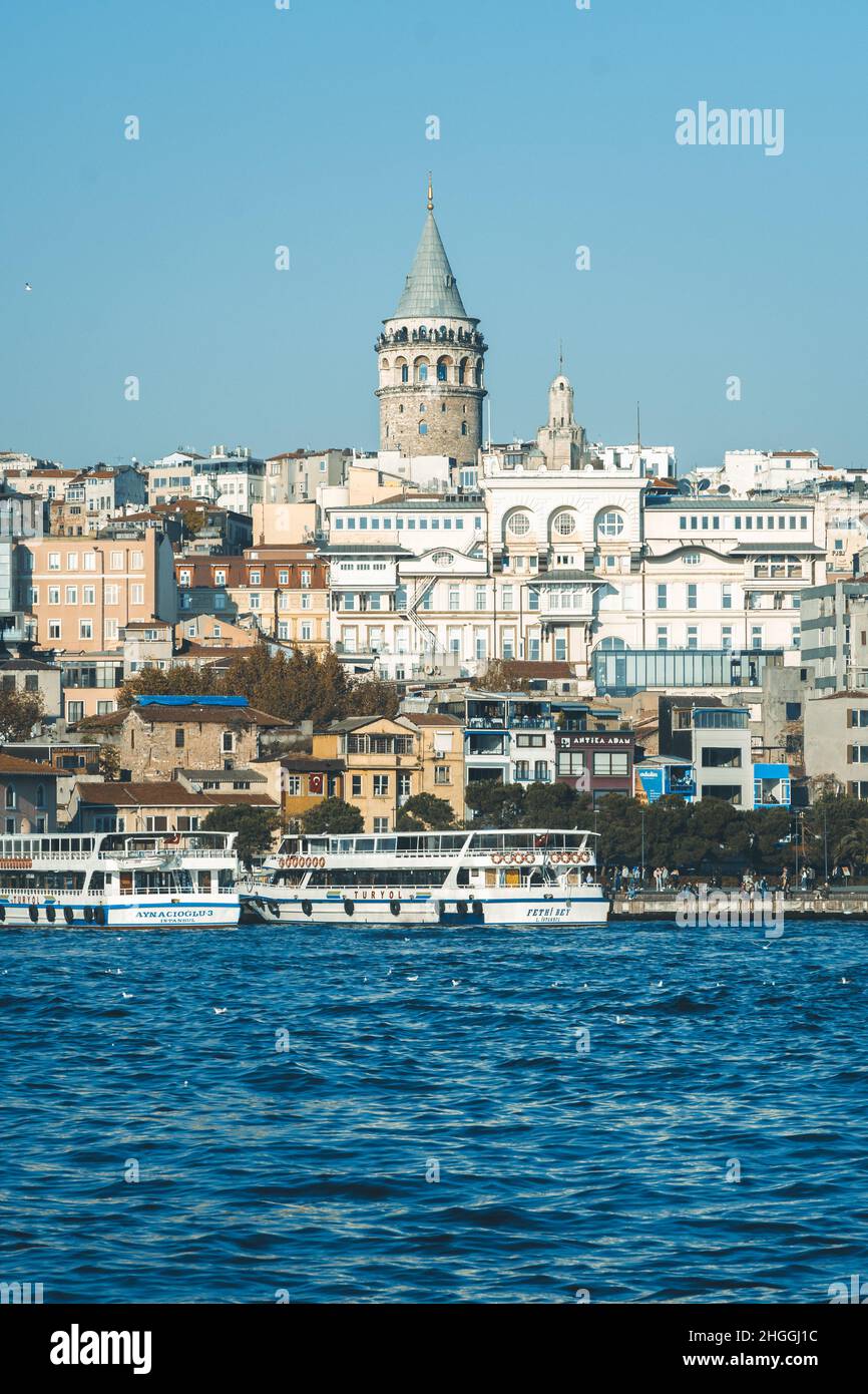 Boot auf dem Goldenen Horn in Istanbul mit dem Galata-Turm und Karakoy im Hintergrund Stockfoto