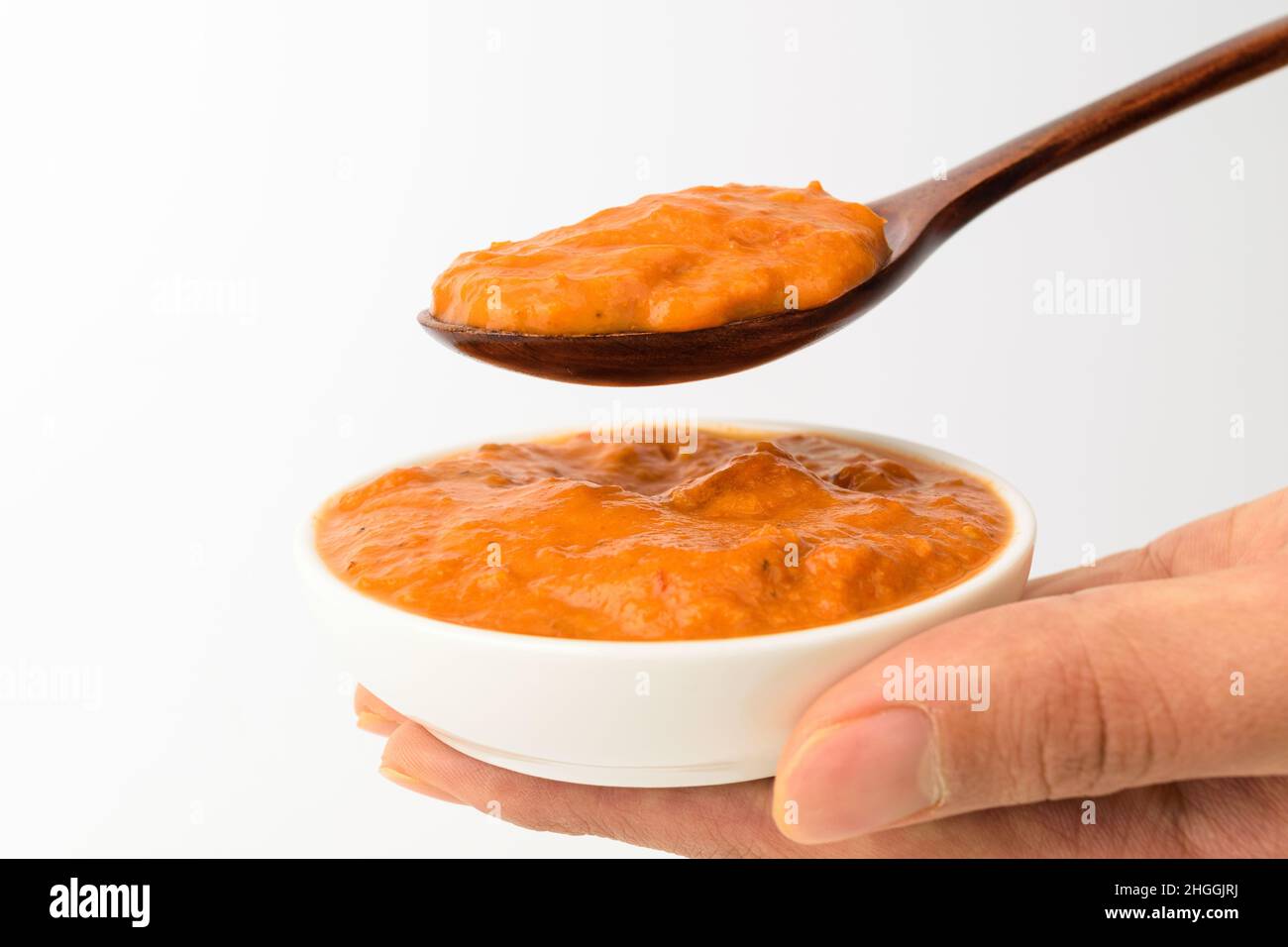 Rosensoße auf weißem Hintergrund Stockfoto