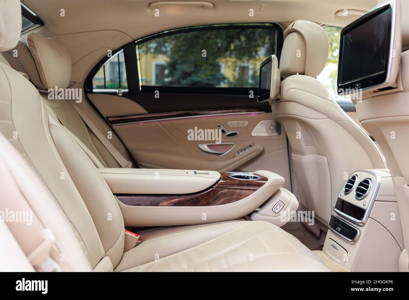 Die Rücksitze des Luxuswagens in Echtholz und Leder sowie der Multimedia-Bildschirm Stockfoto