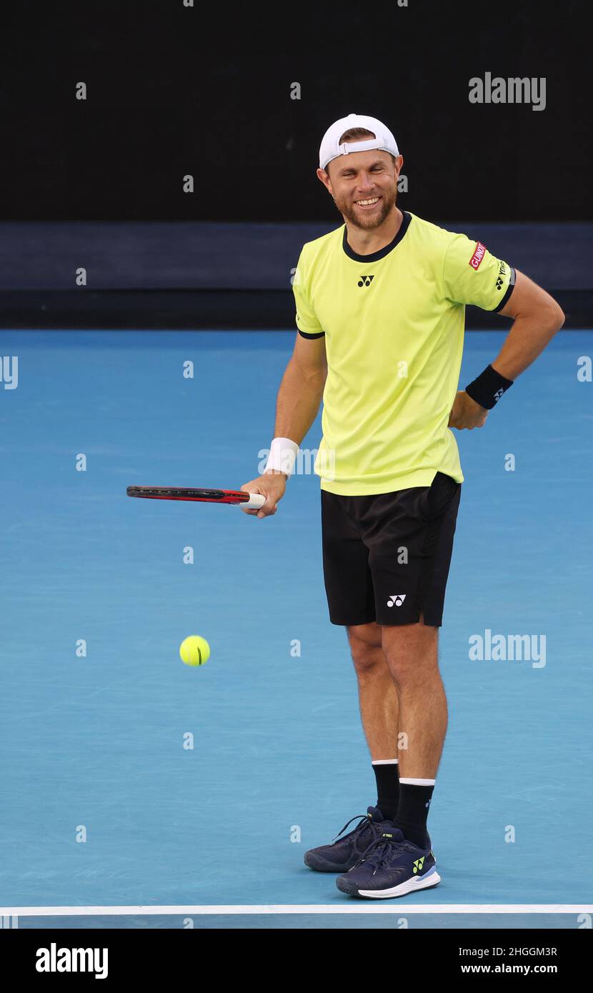 Melbourne, Australien. 21st Januar 2022. Radu Albot aus Moldawien reagiert  während des 3rd-Runden-Spiels der Männer gegen Alexander Zverev aus  Deutschland bei den Australian Open in Melbourne, Australien, am 21. Januar  2022. Quelle: