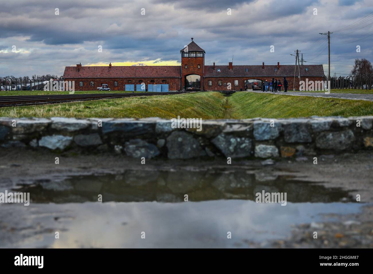 Eisenbahnstrecke und das Tor des Todes, Haupteingang des ehemaligen KZ-Vernichtungslagers Auschwitz II-Birkenau in Oswiecim, Polen, am 3. Januar 2022. Stockfoto