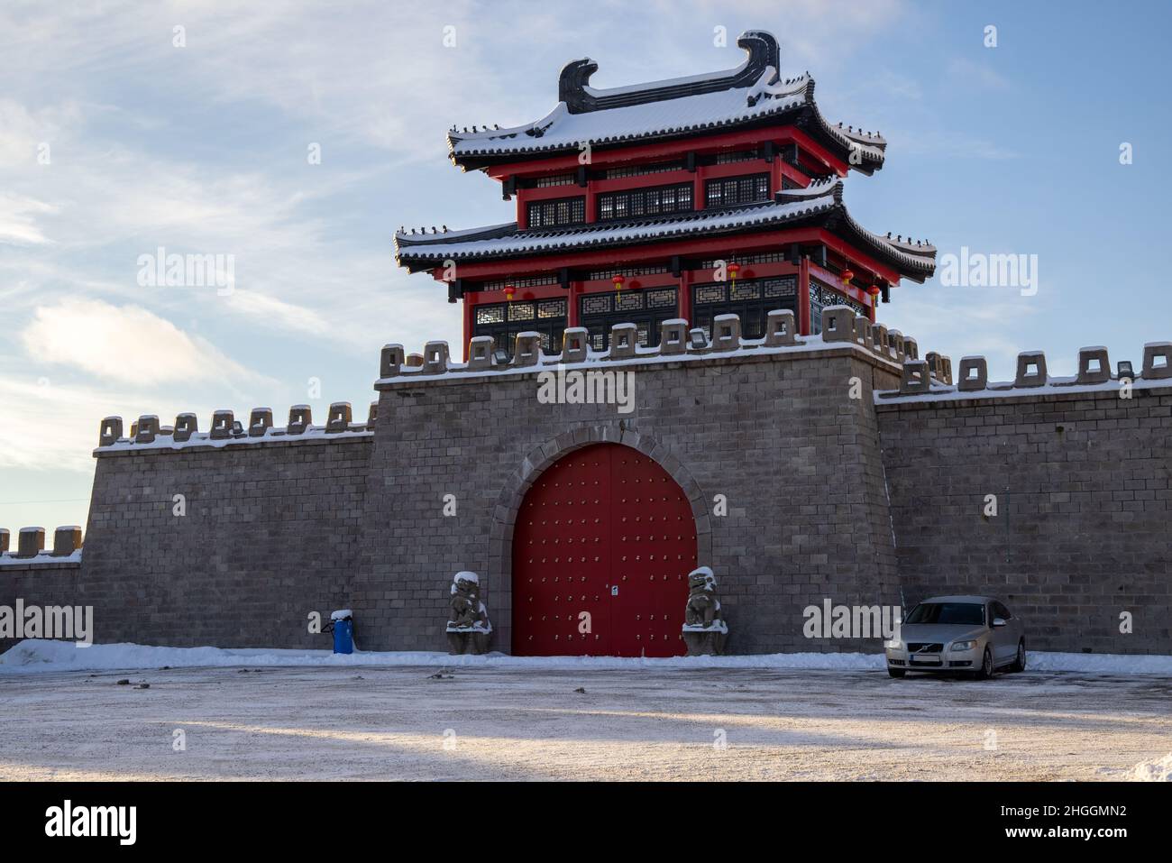 Dragon Gate ist ein unvollendetes Geschäfts- und Kulturzentrum in der Gemeinde Älvkarleby in der Nähe der Europäischen Route E4. Stockfoto