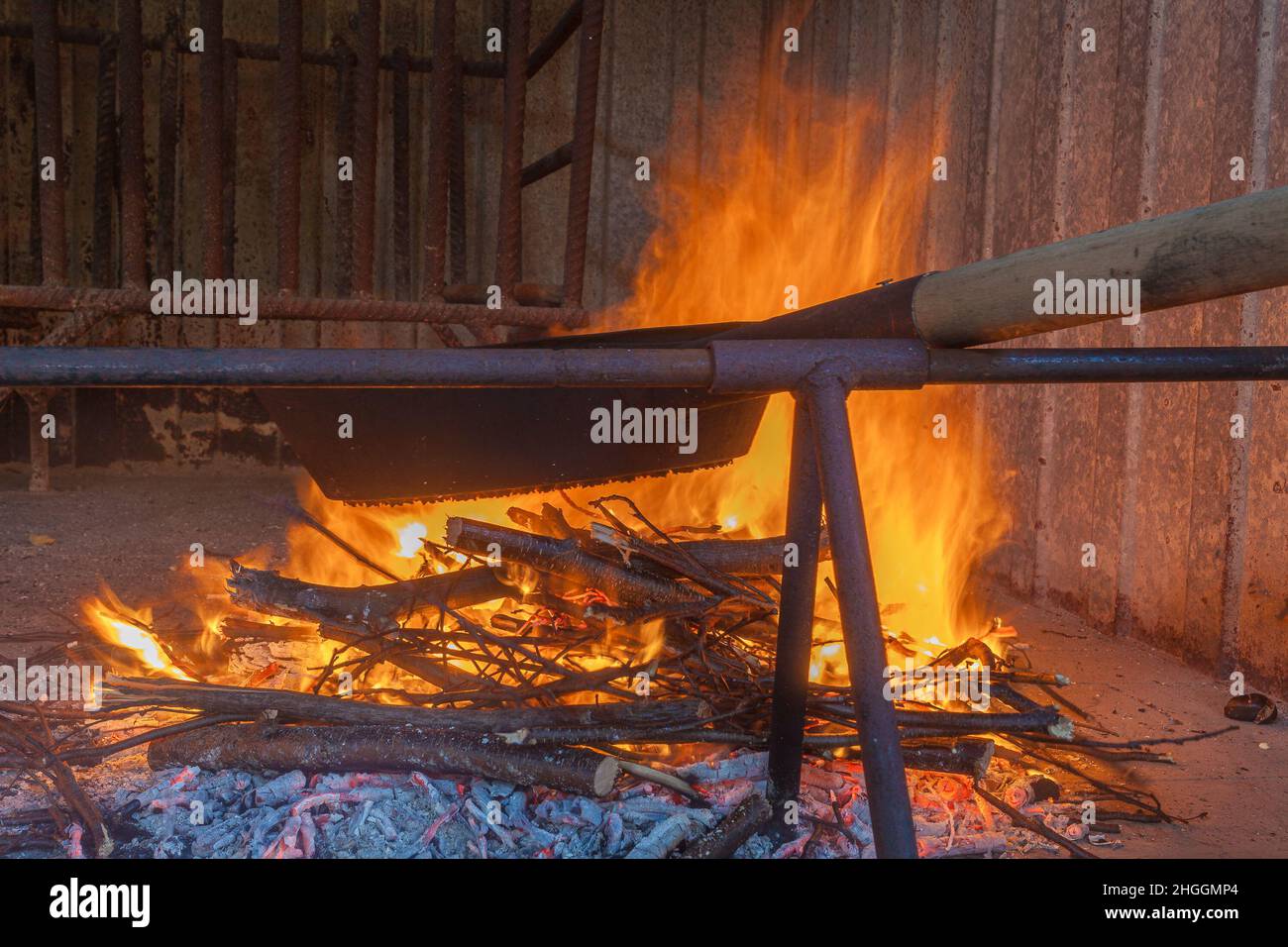 Bratpfanne zum Kochen von Kastanien über dem Feuer Stockfoto