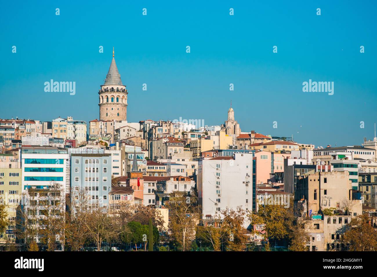 Wunderschöne Aussicht auf Karakoy und den Galata Tower in istanbul Stockfoto