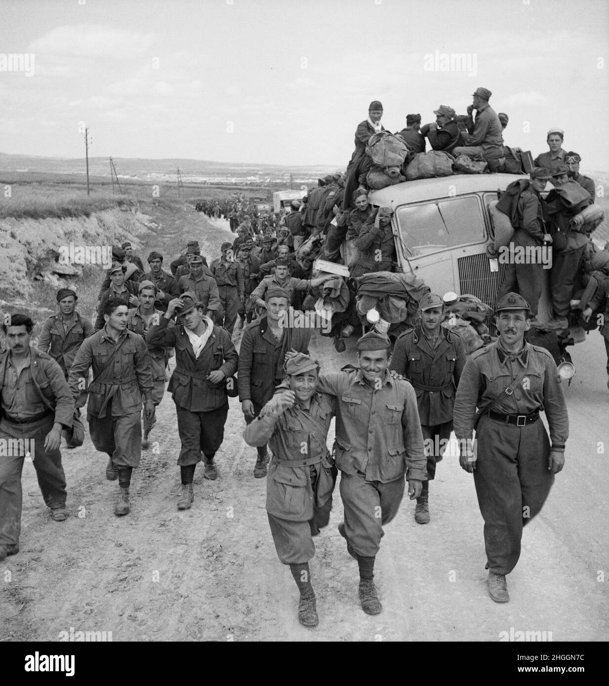 Ein Vintage-Foto vom 1943. Mai, auf dem besiegte italienische Soldaten nach der Schlacht von Tunis und der Niederlage des deutschen Afrika Korps als Kriegsgefangene in ein Internierungslager gebracht wurden Stockfoto