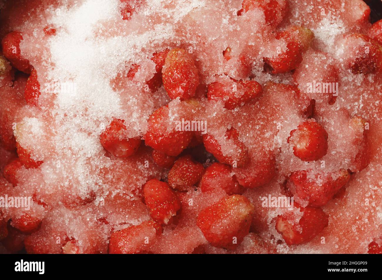 Erdbeeren mit Zucker. Ansicht von oben Hintergrund des Essens. Stockfoto