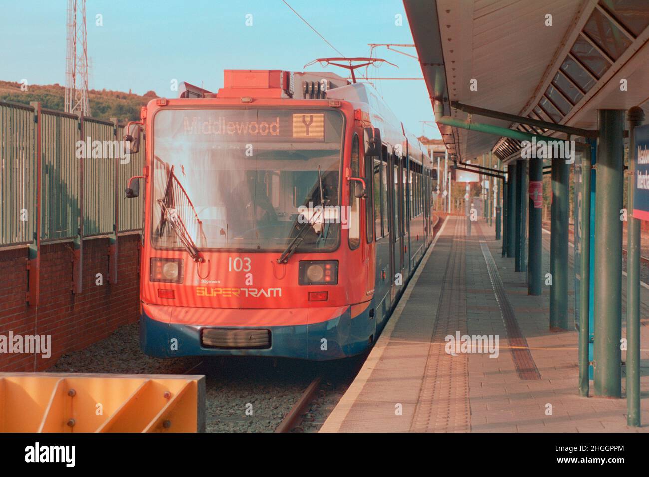 Sheffield, Großbritannien - 9. September 2021: Eine Straßenbahn von Sheffield (Supertram, Klasse 399) in Meadowhall, wo die Straßenbahn hier anhält. Stockfoto