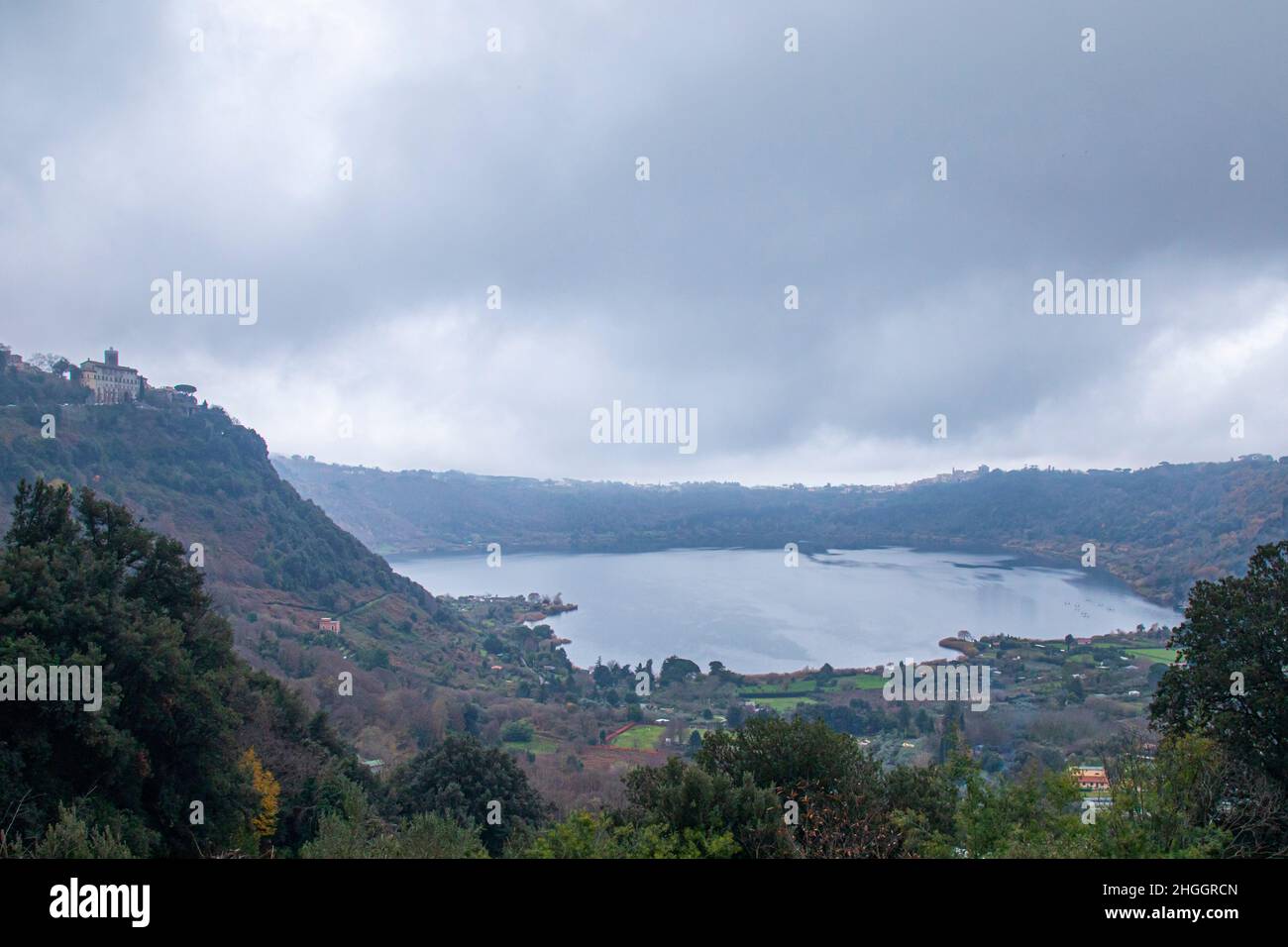 Blick auf den Nemi See, Rom, Italien vom Berg aus Stockfoto