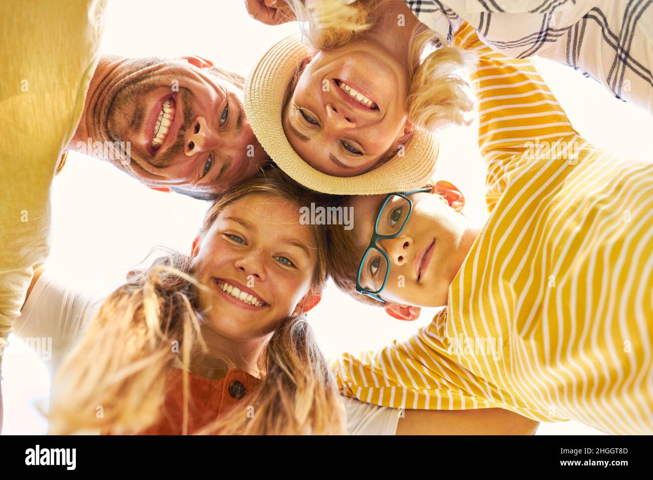 Glückliche Familie mit Tochter und Sohn im Kreis über die Natur im Sommer Stockfoto