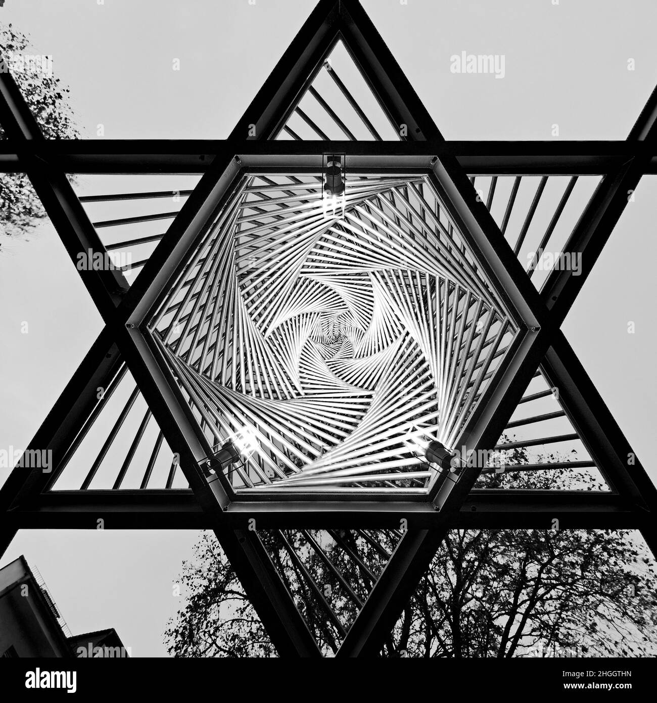 Gedenkstätte auf dem Platz der Alten Synagoge, eine Skulptur aus Stahlrohren, die zu einer Pyramide in der Grundform eines Davidsterns von unten gedreht wurde, Stockfoto Gedenkstätte auf dem Platz der Alten Synagoge, eine Skulptur aus Stahlrohren, die zu einer Pyramide in der Grundform eines Davidsterns von unten gedreht wurde, Stockfoto