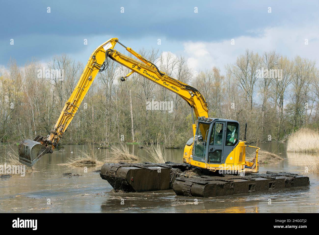 Schaufelbagger in Überschwemmungsgebieten, Bauarbeiten zum Schutz vor Überschwemmungen, Belgien, Ostflandern, Berlare, Berlare Broek Stockfoto