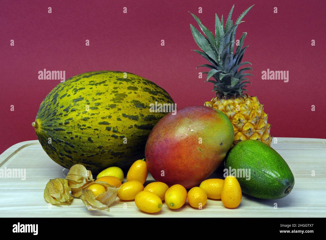 Tropische Früchte Melone, Mango, Ananas, Kumquats, Physalis, Avocado Stockfoto