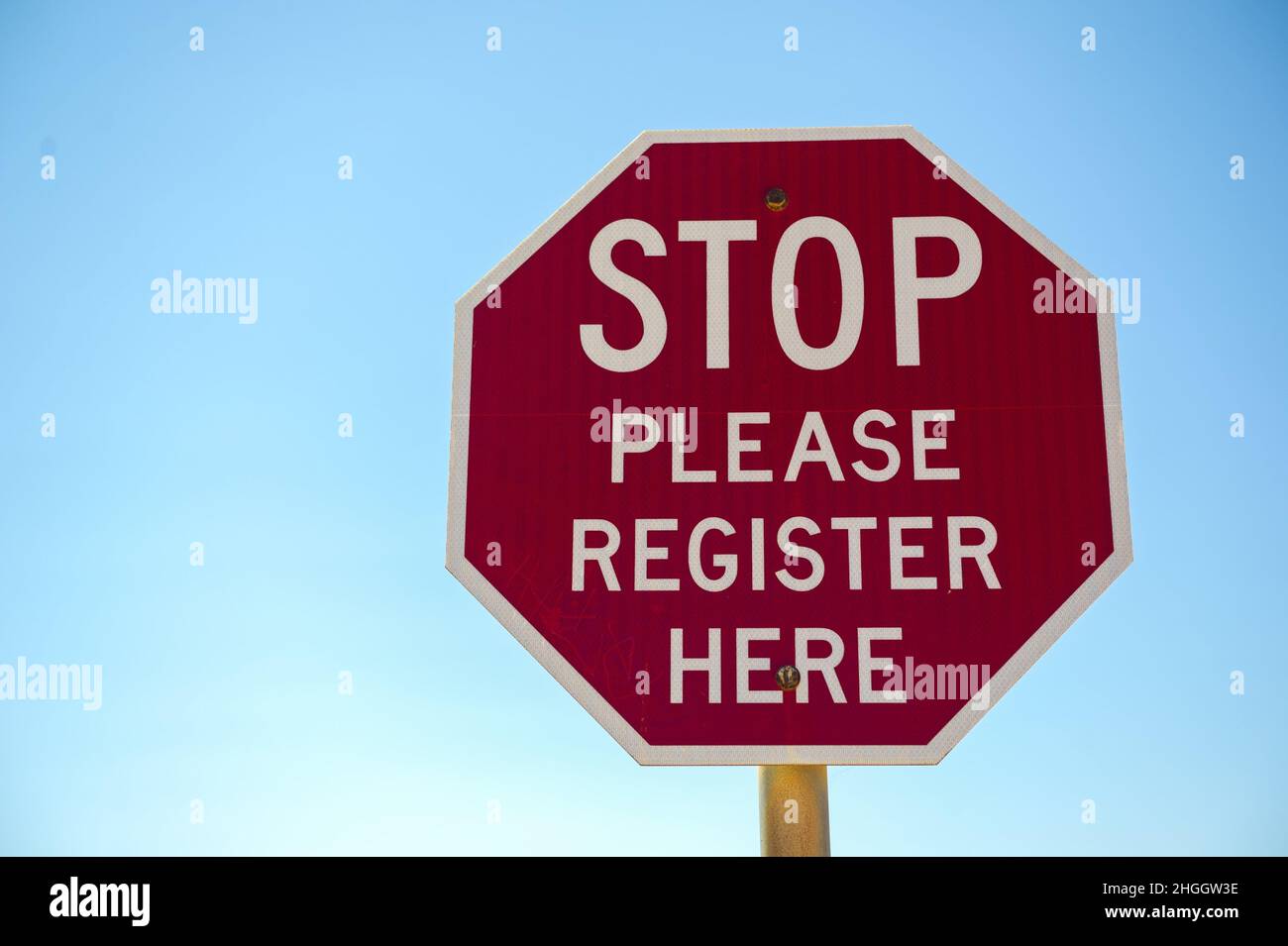 Stoppschild mit der Aufschrift Bitte melden Sie sich hier an, Australien Stockfoto