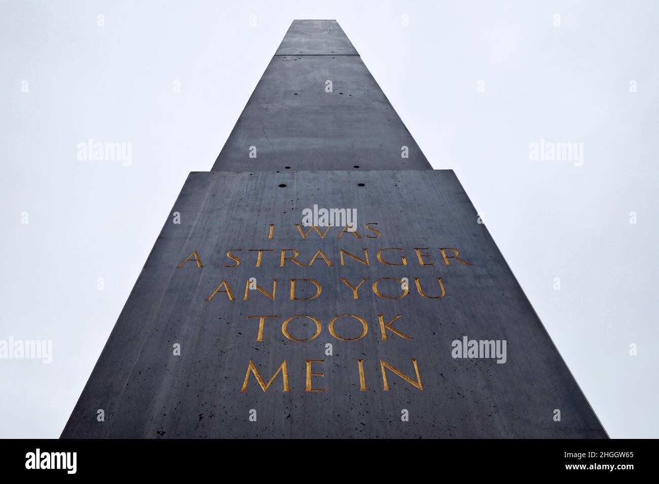 Kunstwerk Obelisk mit einem Zitat aus dem Matthäusevangelium, Florentiner Platz, Deutschland, Hessen, Kassel Stockfoto
