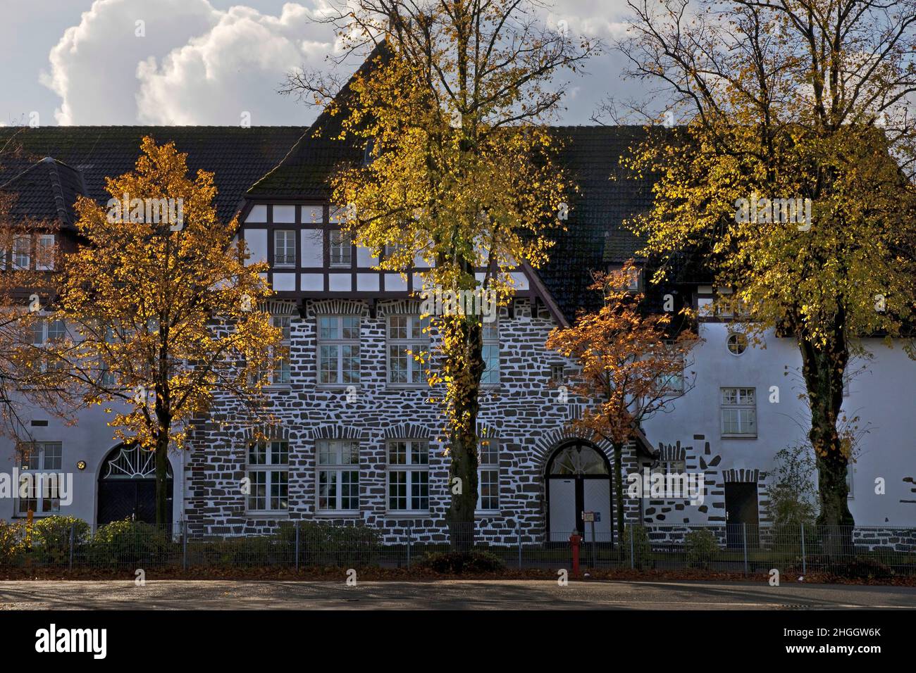 Grundschule Spormecke im Herbst, Deutschland, Nordrhein-Westfalen, Sauerland, Schalksmühle Stockfoto