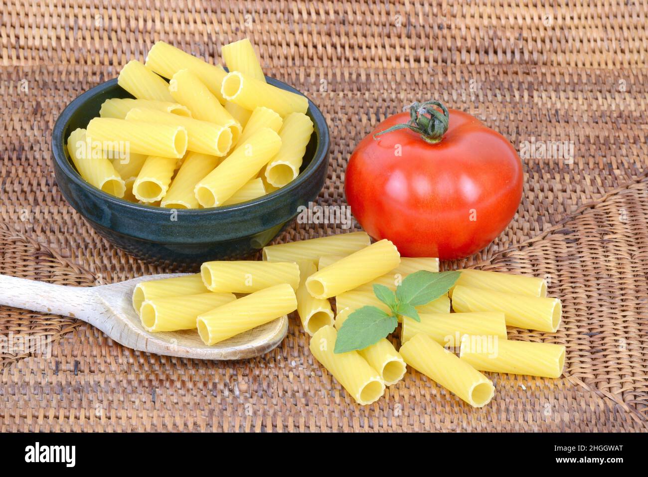 Italienische Pasta, Rigatoni mit frischen Tomaten und Basilikum Stockfoto