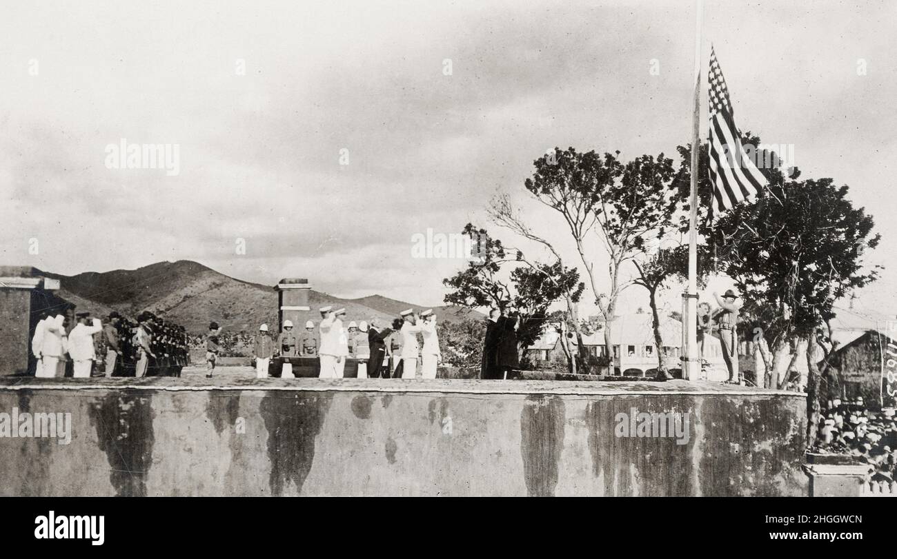 Vintage-Druck aus dem frühen 20th. Jahrhundert: US-Flagge, Sterne und Streifen auf den amerikanischen Jungferninseln, April 1917 Stockfoto