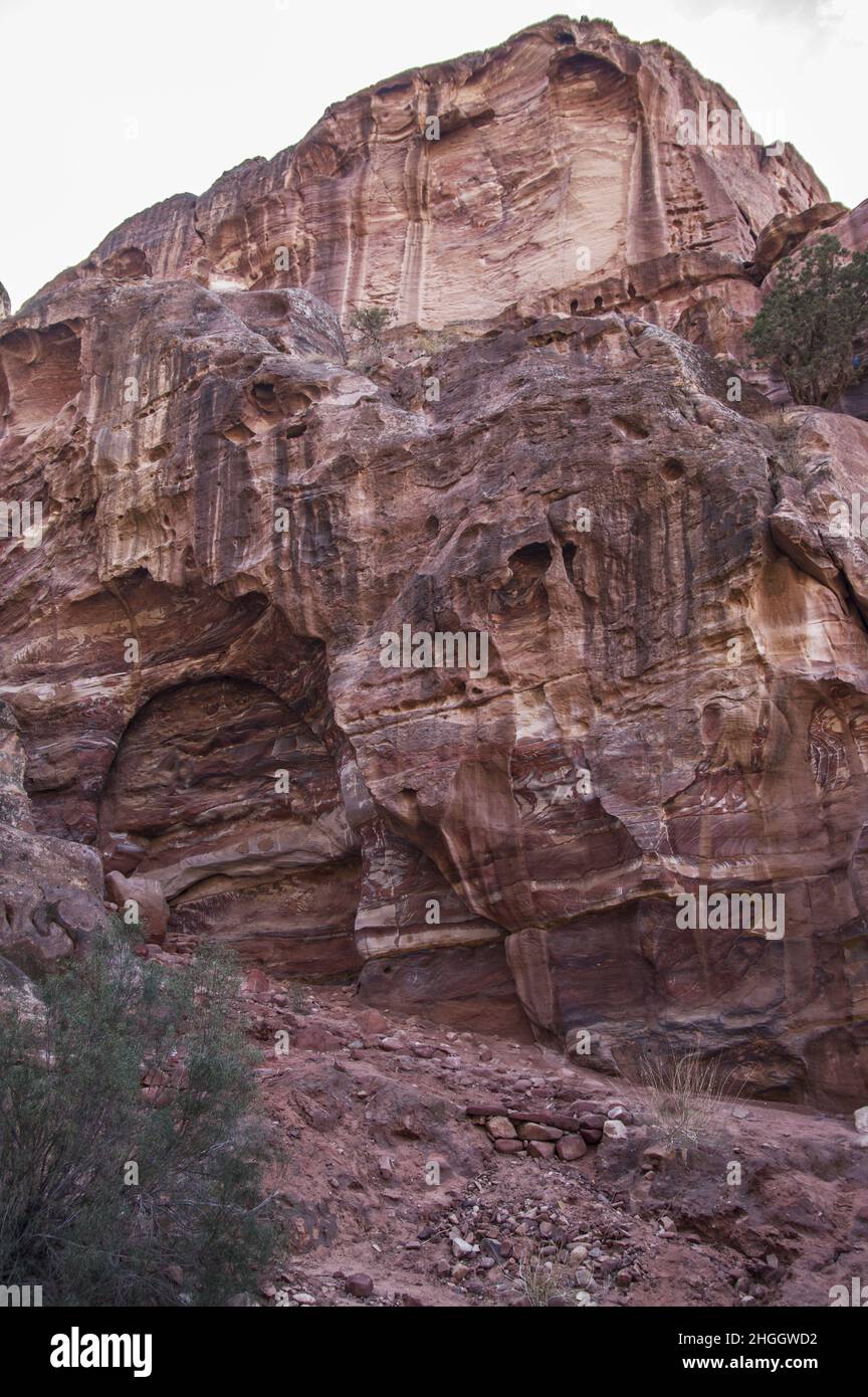 Petra Jordan, mit Schluchten, Höhlen, Wüstenlandschaft und Gebäuden, Gräbern und anderen Strukturen, die vor Jahrhunderten von den Nabatanern in den rosafarbenen Felsen gehauen wurden Stockfoto