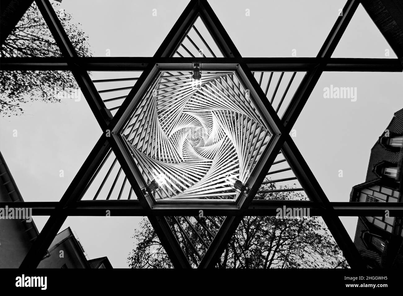 Gedenkstätte auf dem Platz der Alten Synagoge, eine Skulptur aus Stahlrohren, die zu einer Pyramide in der Grundform eines Davidsterns von unten gedreht wurde, Stockfoto Gedenkstätte auf dem Platz der Alten Synagoge, eine Skulptur aus Stahlrohren, die zu einer Pyramide in der Grundform eines Davidsterns von unten gedreht wurde, Stockfoto
