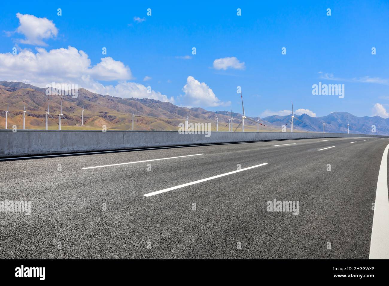 Highway Boden und Berg natürliche Landschaft unter blauem Himmel.Landschaft und Autobahn.Outdoor Straße Hintergrund. Stockfoto