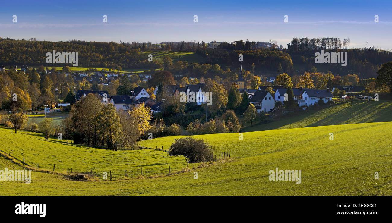 Panoramablick auf Rosenahl mit Kirche St.-Engelbert im Herbst, Deutschland, Nordrhein-Westfalen, Sauerland, Kierspe Stockfoto