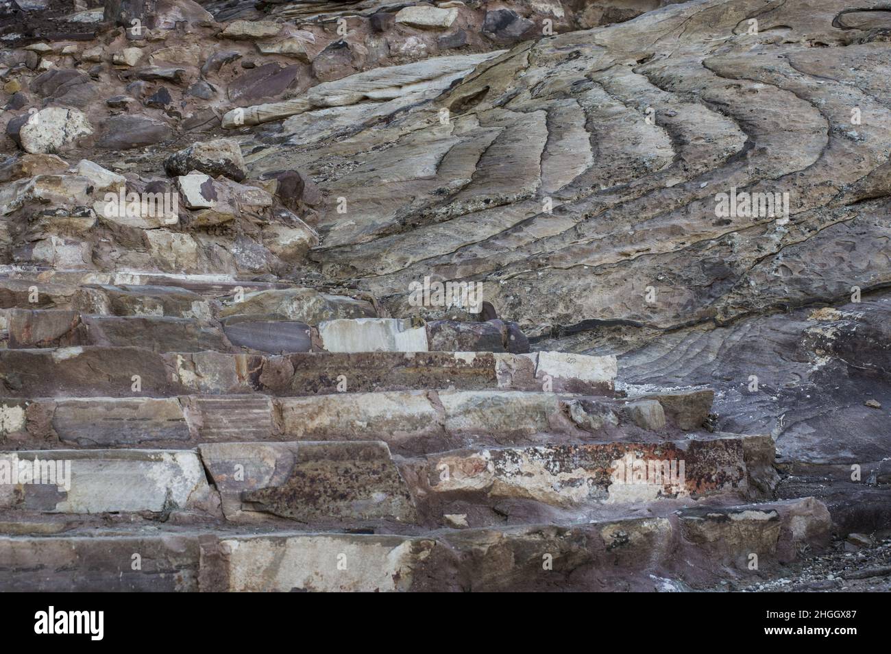 Petra Jordan, mit Schluchten, Höhlen, Wüstenlandschaft und Gebäuden, Gräbern und anderen Strukturen, die vor Jahrhunderten von den Nabatanern in den rosafarbenen Felsen gehauen wurden Stockfoto