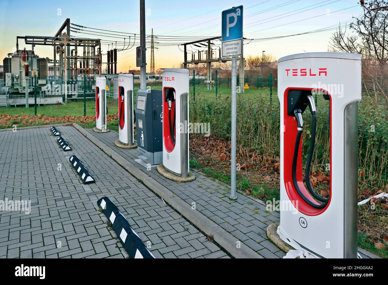 Tesla Supercharger Schnellladestation, Deutschland, Nordrhein-Westfalen, Erftstadt Stockfoto
