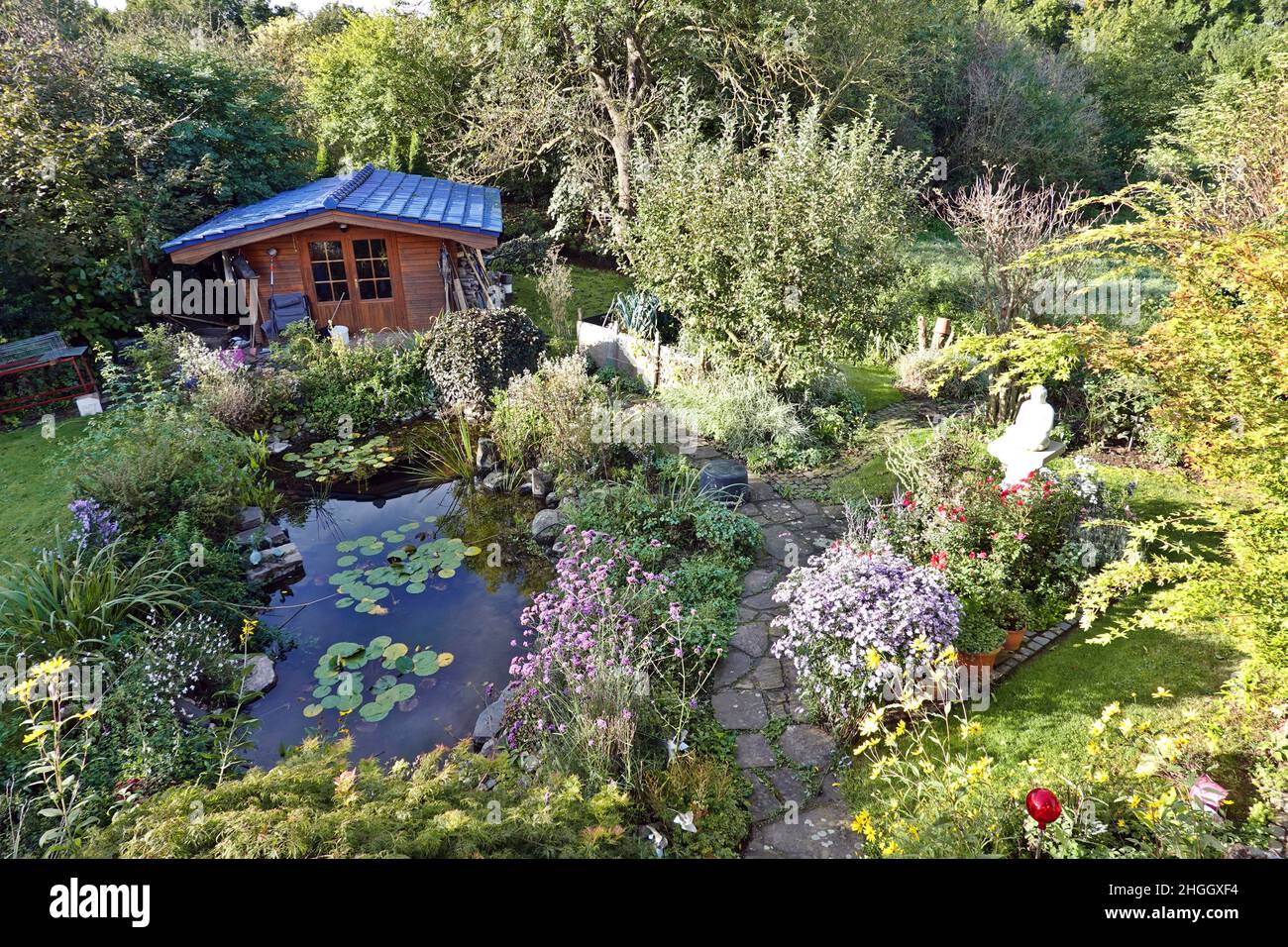 Blick von oben auf einen Garten mit Gartenhaus und Gartenteich, Deutschland Stockfoto