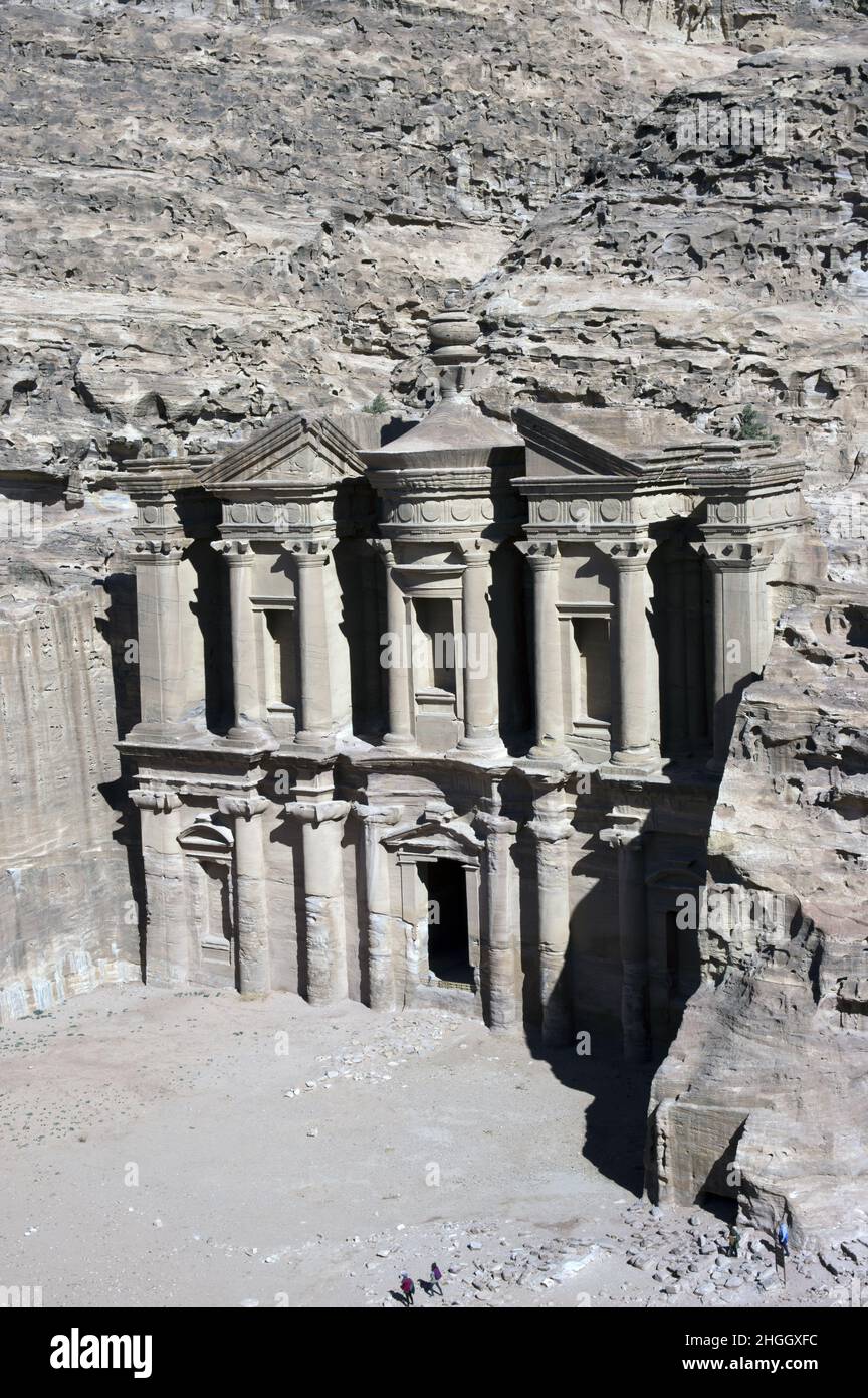 Petra Jordan, mit Schluchten, Höhlen, Wüstenlandschaft und Gebäuden, Gräbern und anderen Strukturen, die vor Jahrhunderten von den Nabatanern in den rosafarbenen Felsen gehauen wurden Stockfoto