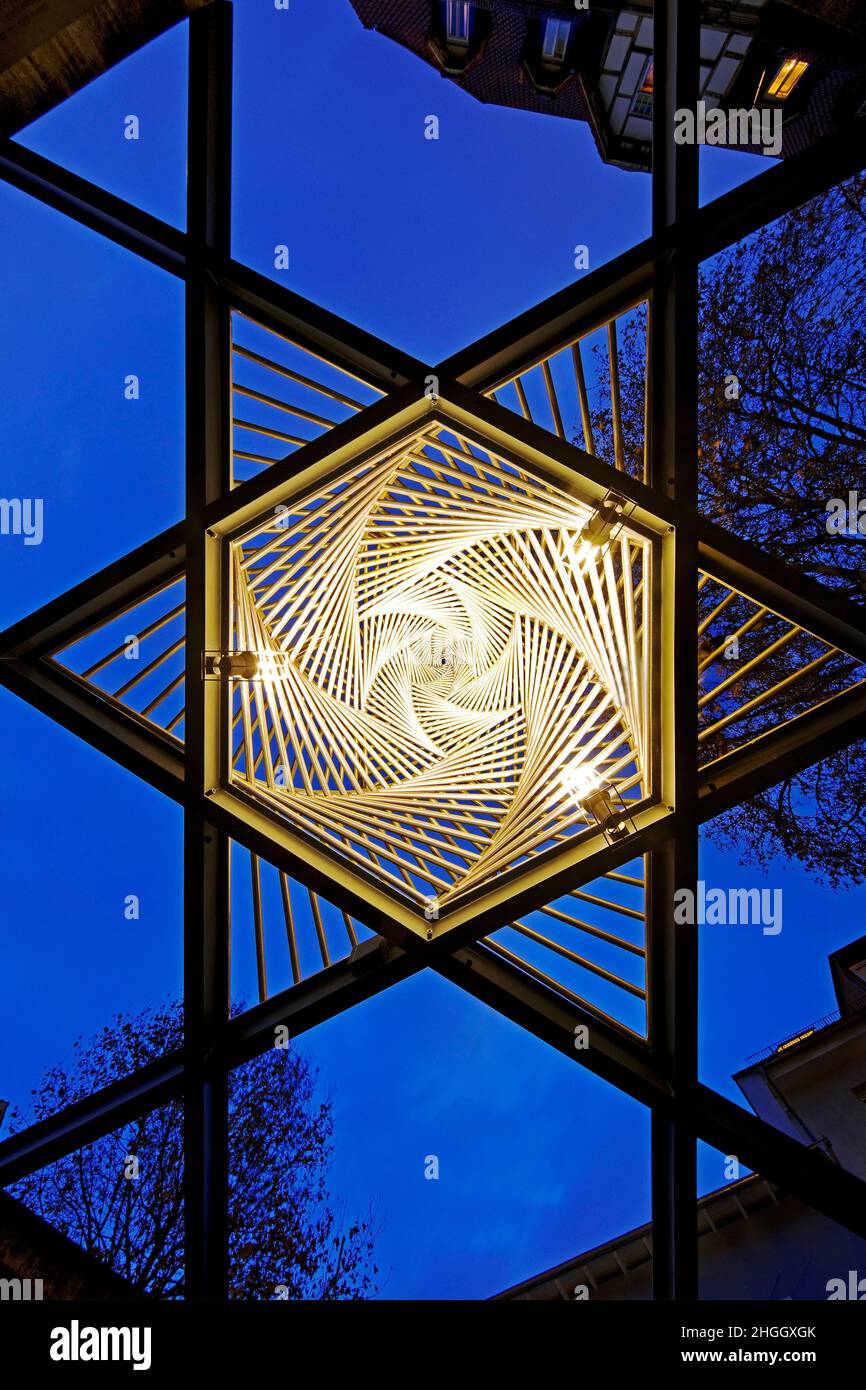 Gedenkstätte auf dem Platz der Alten Synagoge, eine Skulptur aus Stahlrohren, die zu einer Pyramide in der Grundform eines Davidsterns von unten gedreht wurde, Stockfoto Gedenkstätte auf dem Platz der Alten Synagoge, eine Skulptur aus Stahlrohren, die zu einer Pyramide in der Grundform eines Davidsterns von unten gedreht wurde, Stockfoto