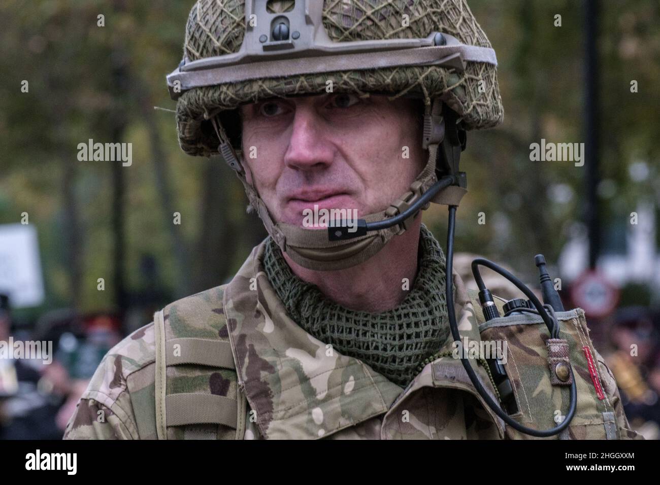 Nahaufnahme eines Mannes in Kampfausrüstung und Helm, der mit dem Royal Yeomanry Light Cavalry Army Reserve-Regiment auf der Lord Mayor's Show 2021 marschiert. Stockfoto