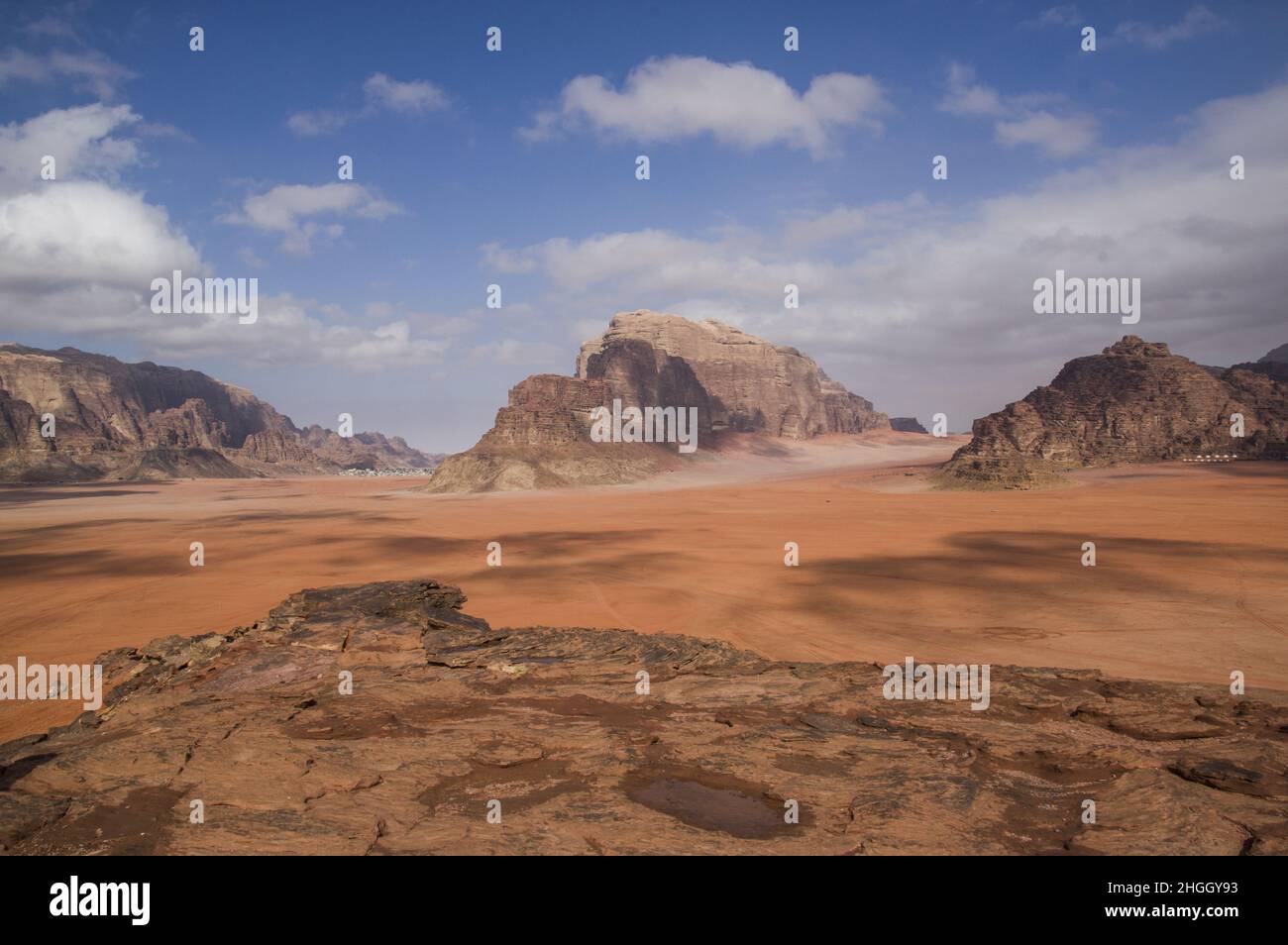 Wüstenlandschaft des Wadi Rum, einer Schlucht in Jordanien mit rotem Sand und Felswänden. Stockfoto